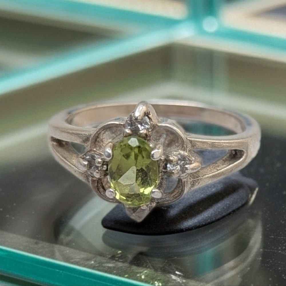 Vintage Signed AVON Sterling Silver Peridot & Diamond Accent Trilogy Ring -size7